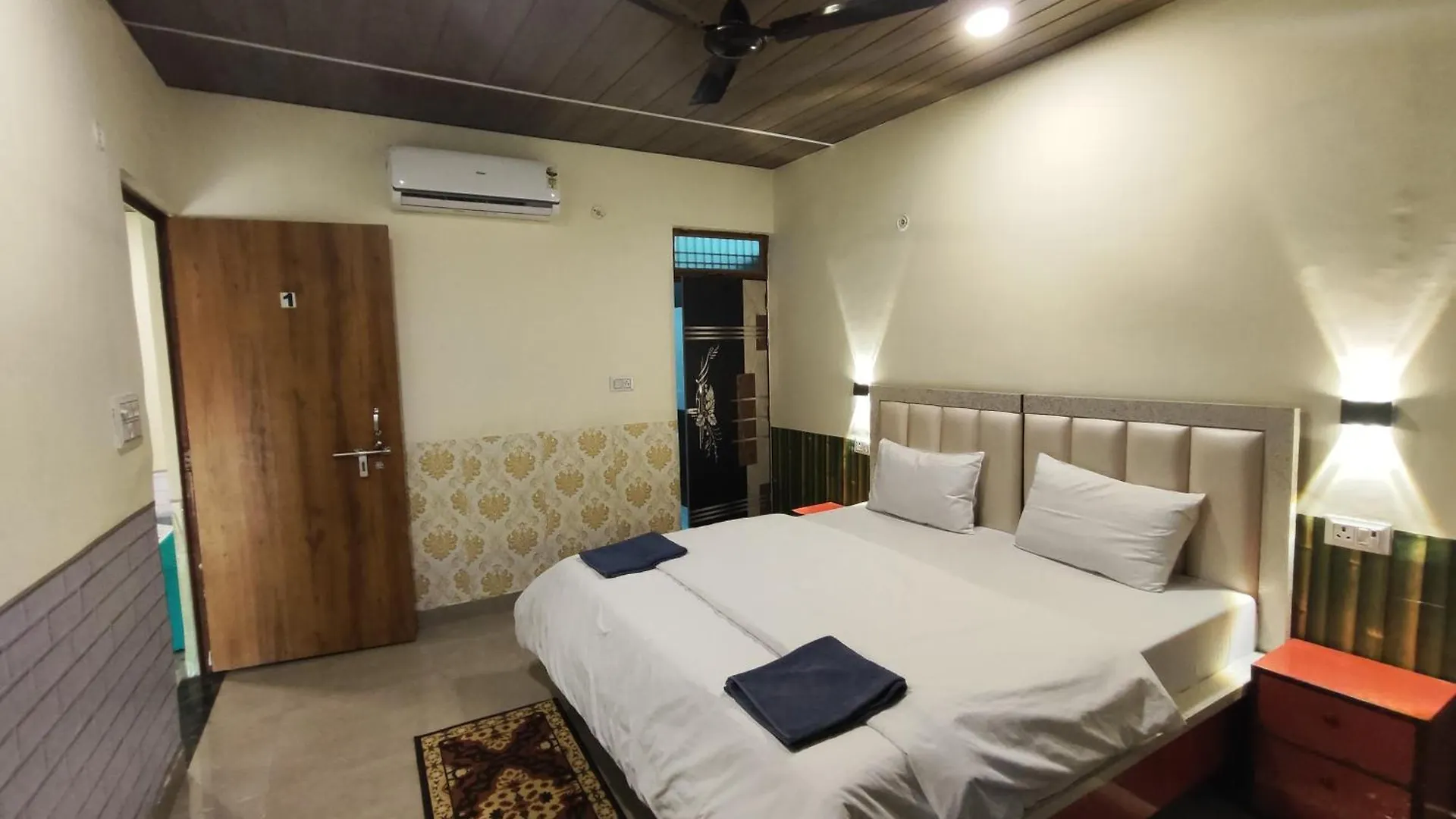 Sunrise Homestay Agra-Rooftop View Taj Mahal
